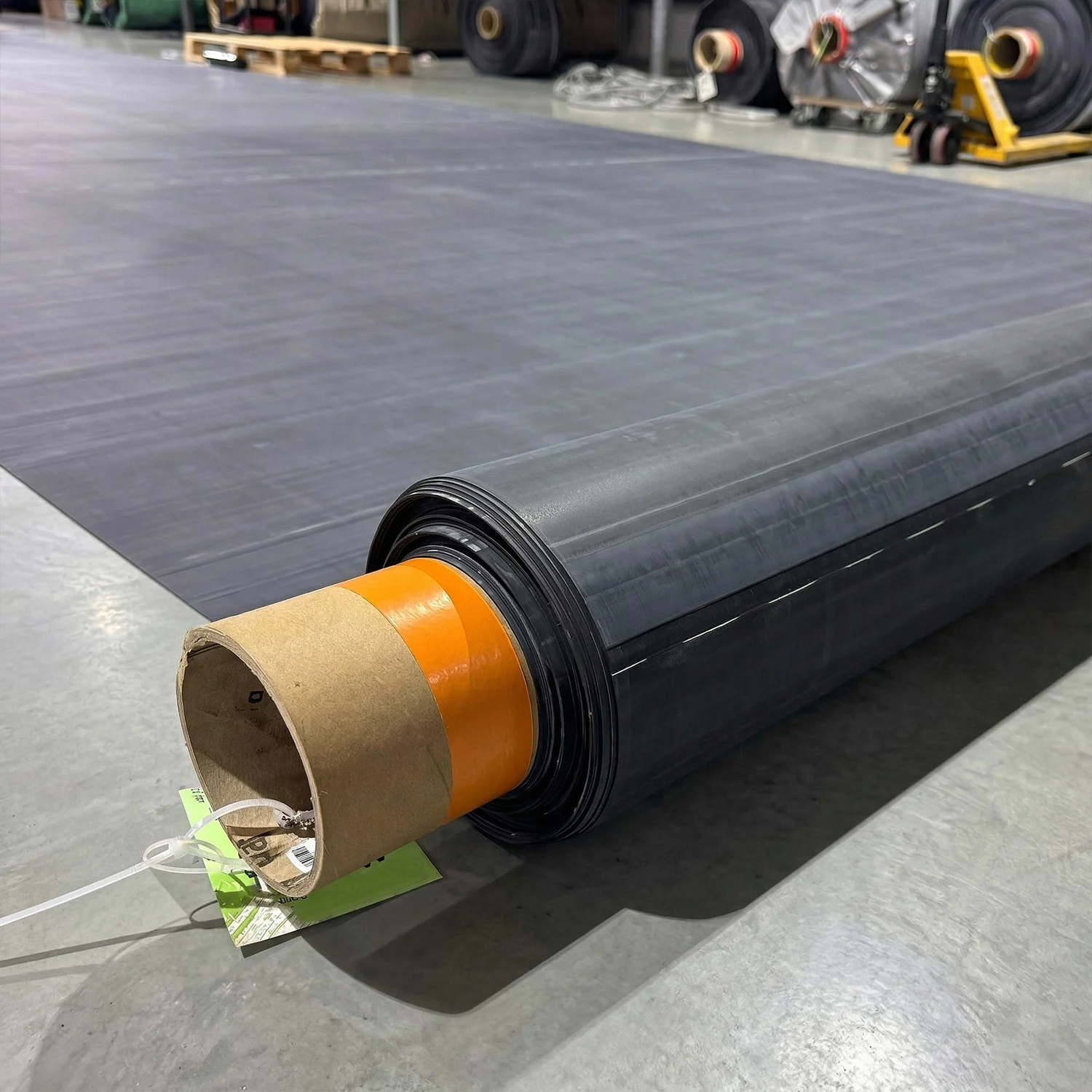 Rolă membrană EPDM RubberBear pentru iazuri. Folie premium din cauciuc, 100% fish-safe, rezistentă la UV și îngheț.